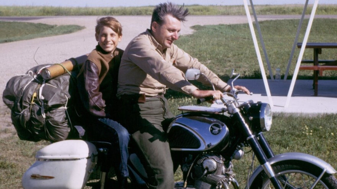Robert Pirsig e seu filho em cima da moto do livro Zen