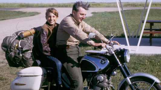 Robert Pirsig e seu filho em cima da moto do livro Zen